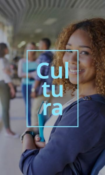 Estudiantes en un pasillo