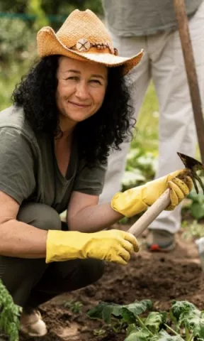 Señora sembrando plantas